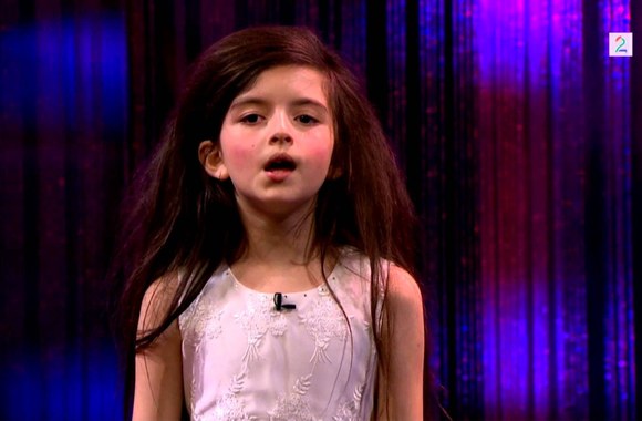 VIDEO kadras: Norvegė Angelina Jordan dainuoja Franko Sinatros kūrinį „Fly Me to the Moon“