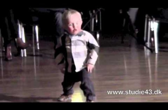 VIDEO kadras: Energingas dvimečio šokis