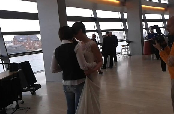 VIDEO kadras: Kopenhagoje susituokusios lesbiečių poros iš Rusijos vestuvinis šokis