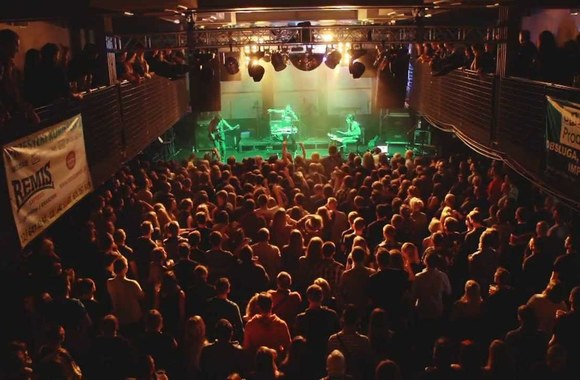 VIDEO kadras: Bonafide3000 - Don\'t need money for my holiday @ Klub Studencki Kwadrat - Kraków, Poland [09.11.13]