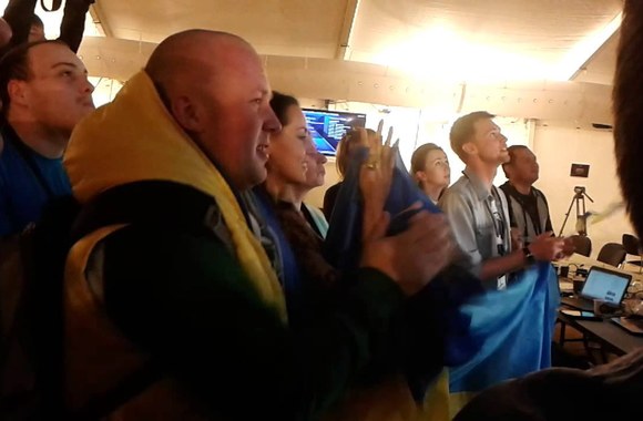 VIDEO kadras: Ukrainos žurnalistai savo šalies atstovės pasirodymą „Eurovizijoje\" stebėjo spaudos centre