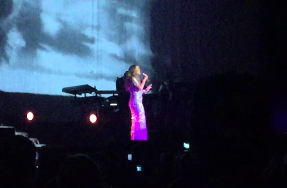 mariah-carey-gyvai-atlieka-savo-ir-whitney-houston-daina-when-you-believe