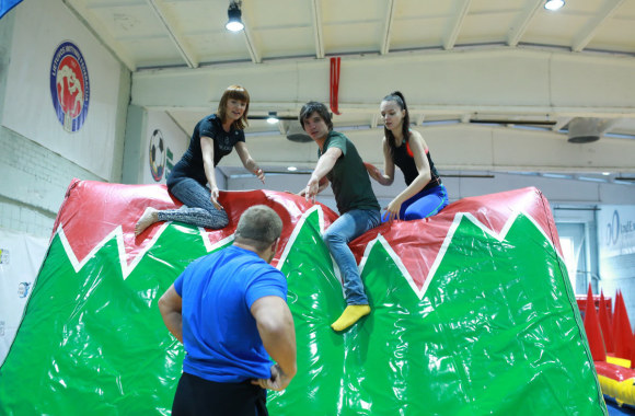 Žvaigždės ir sprinteriai susirungė milžiniškoje pripučiamoje trasoje