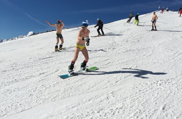 Lietuviai Alpėse slidinėjo išsirengę iki bikinių ir trumpikių