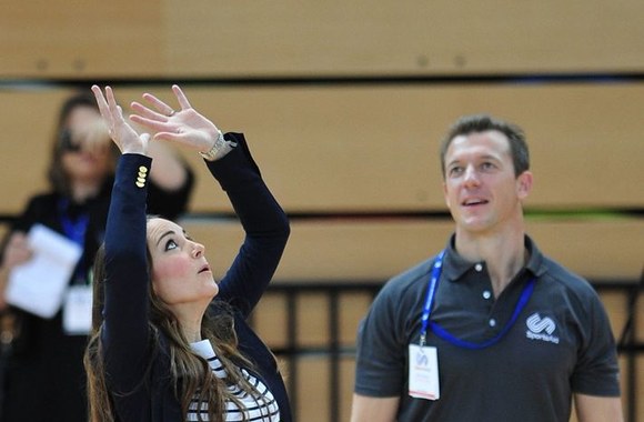 Kembridžo hercogienė Catherine žaidžia tinklinį.