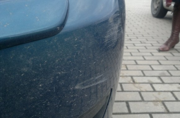 P.Galkontaitės automobilio „Mazda 3“ nubrozdintas bamperis.