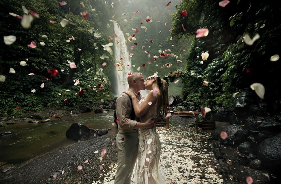 Vestuvių akimirka/ Viktorijos Vaišvilaitės-Skirutienės nuotr.