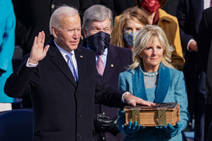 Joe Bidenas prezidento priesaiką ištarė padėjęs ranką ant Biblijos, kurią laikė jo žmona Jill / Scanpix nuotr.