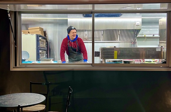 Ąžuolas Žvagulis savo kieme atidarė maisto vagonėlį „Ąžuolyno virtuvė“ / Asmeninio albumo nuotr.