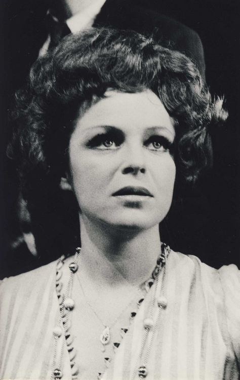 Gražina Balandytė Antuonetės vaidmenyje spektaklyje „Biografija-vaidinimas“ (1974 m.)