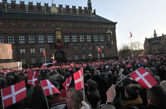 Karalienę rotušės aikštėje sveikino tūkstančiai žmonių