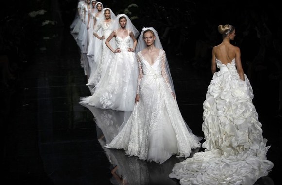 Dizaineriai pristatė naujausias vestuvines sukneles