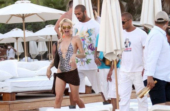 Paris Hilton Sen Tropezo paplūdimyje