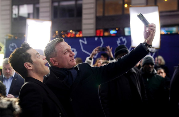 „Times Square“ pristatytas 25-asis Džeimso Bondo filmas / „Scanpix“ nuotr.