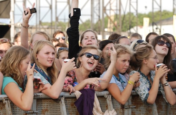 Mikos gerbėjos brovėsi prie scenos.