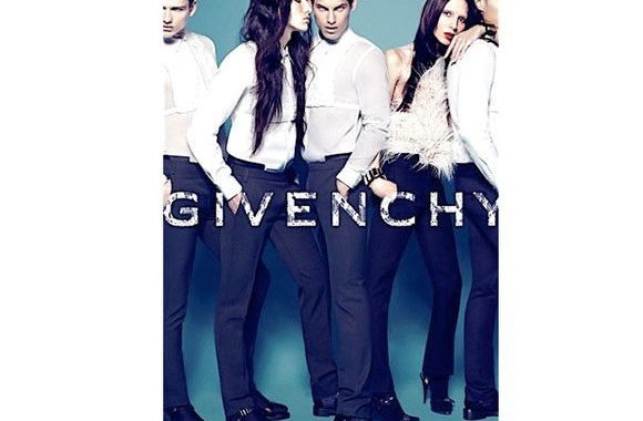 „Givenchy“ mados namų reklaminės kampanijos nuotrauka. Antra iš dešinės - Lea T.