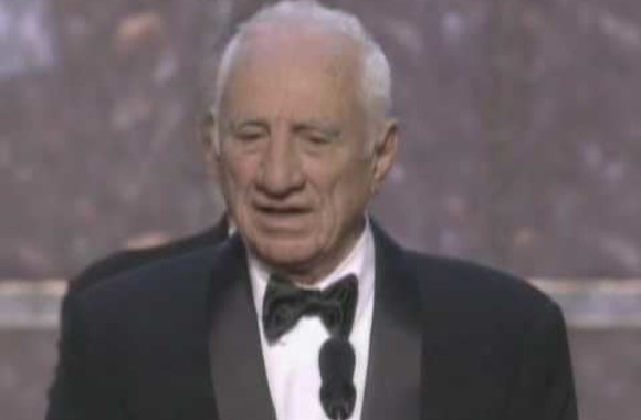 elia-kazan-receiving-an-honorary-oscar