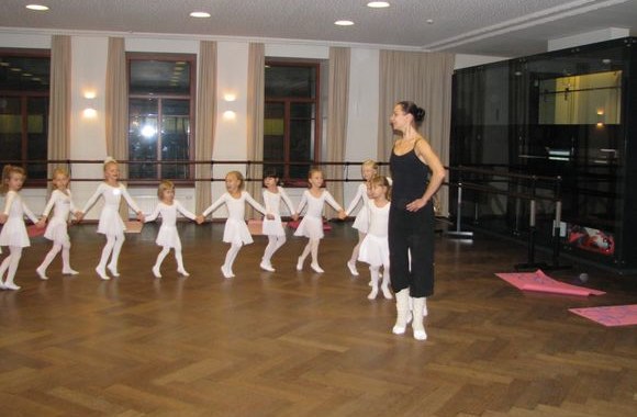 Eglė Špokaitė su mažosiomis mokinėmis savo baleto mokykloje
