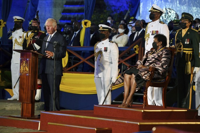 Princas Charlesas ir Sandra Mason Barbadoso paskelbimo respublika ceremonijoje / „Scanpix“ nuotr.