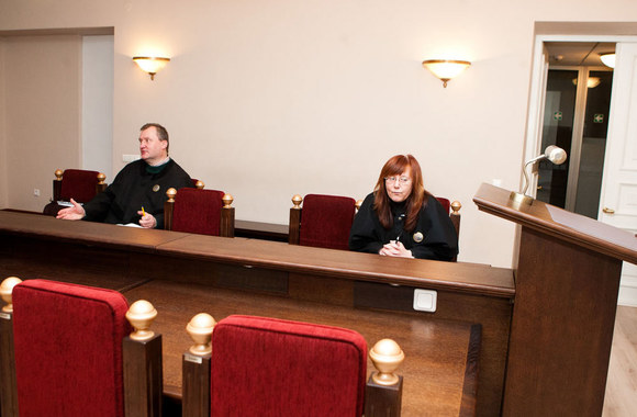 Kaltinamieji teisme nepasirodė. Į posėdį atėjo tik prokuroras ir advokatai.