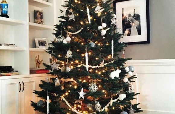 Kalėdų eglė aktorės Ashley Tisdale namuose