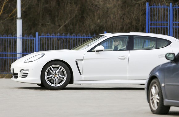 Inga Stumbrienė vairuoja prabangų „Porsche“ automobilį