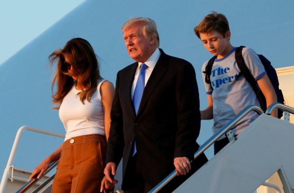 Melania Trump su sūnumi Barronu įsikėlė į Baltuosius rūmus