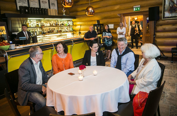 Advokatės Liudvikos Meškauskaitės tapyto šilko drabužių kolekcijos „Šilko džiazas” pristatymo akimirkos 