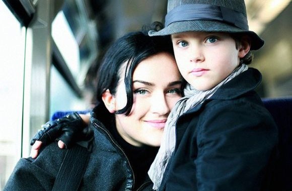 Viktorija Vaišvilaitė-Skirutienė sūnumi Nojumi. Vaikai - dažni fotografės kūrinių herojai. 