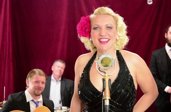 blue-moon-gunhild-carling-live