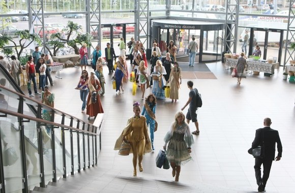 „Misis Visata“ gražuolės bandė papirkti vertintojus