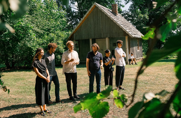 Audiovizualinės instaliacijos „Toks jausmas, tartum važiuočiau namo“ kūrybinė grupė prie buvusio bitininko namelio Užvenčio dvaro parke / A.Morozovo nuotr.