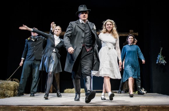 Spektaklis „Dėdės ir dėdienės“ / Lauros Vansevičienės nuotr.