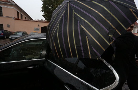 Jaunavedžius nuo fotografų apsaugininkai slėpė pridengdami skėčiais.