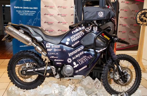 Karolis Mieliauskas leidžiasi į kelionę motociklu nuo Jakutsko iki Oimiakono/ Pauliaus Peleckio nuotr.