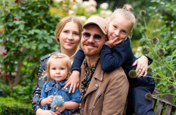 Robertas Kalinkinas su žmona Agne, sūnumi Marku ir dukra Mara / Gretos Skaraitienės „ŽMONĖS Foto“ nuotr.