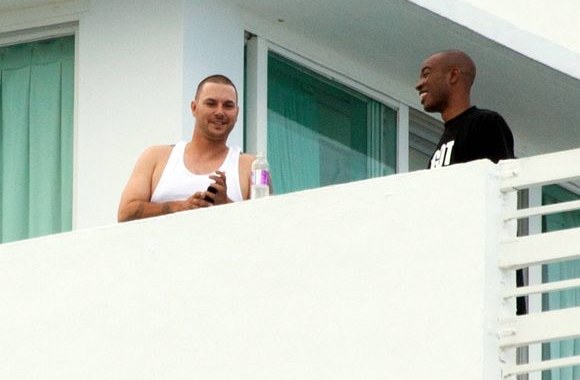 F.Federline'as poilsiavo su draugais.