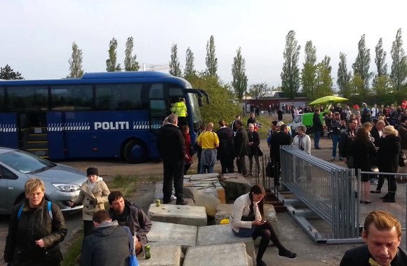 VIDEO kadras: Margais kostiumais pasipuošę „Eurovizijos\" gerbėjai rinkosi į „B&W Hallerna\" areną