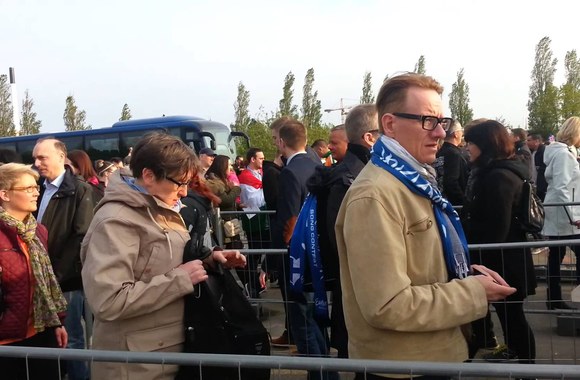 VIDEO kadras: Margais kostiumais pasipuošę „Eurovizijos\" gerbėjai rinkosi į „B&W Hallerna\" areną