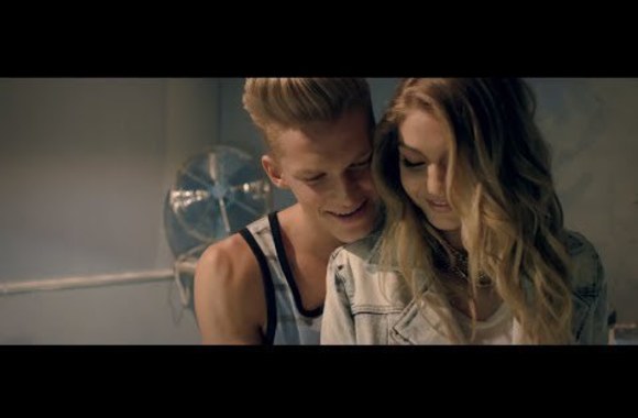 VIDEO kadras: Cody Simpsono dainos „Surfboard“ vaizdo klipas