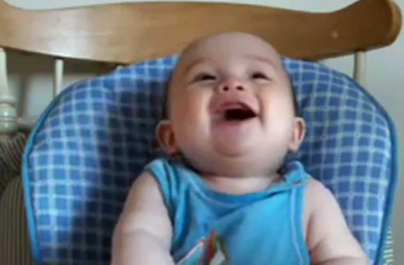 VIDEO kadras: Žavus ir užkrečiantis vaikų juokas