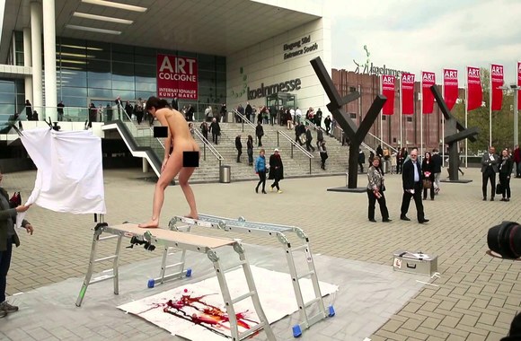 VIDEO kadras: Kur ritasi pasaulis: nuoga menininkė priieš Velykas \"dėjo kiaušinius\"