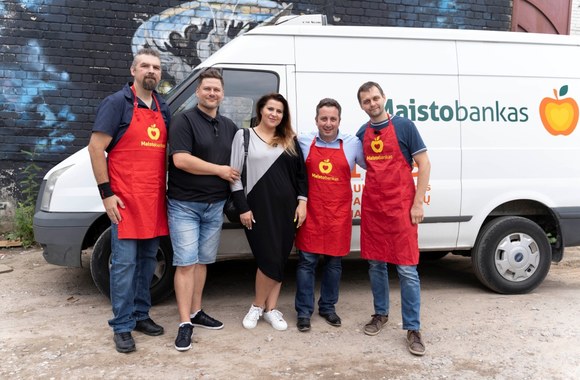 Erika ir Merūnas Vitulskiai dienai tapo „Maisto banko“ savanoriais/LRT nuotr.