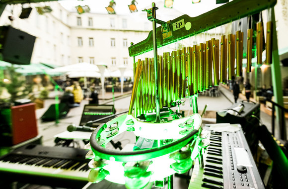 „Freaks On Floor“ pasirodymo akimirka