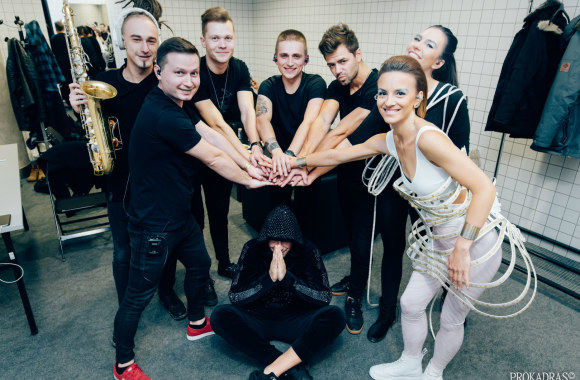 Egidijus Dragūnas pasipuošė Simonos Starkutės kurtu kostiumu