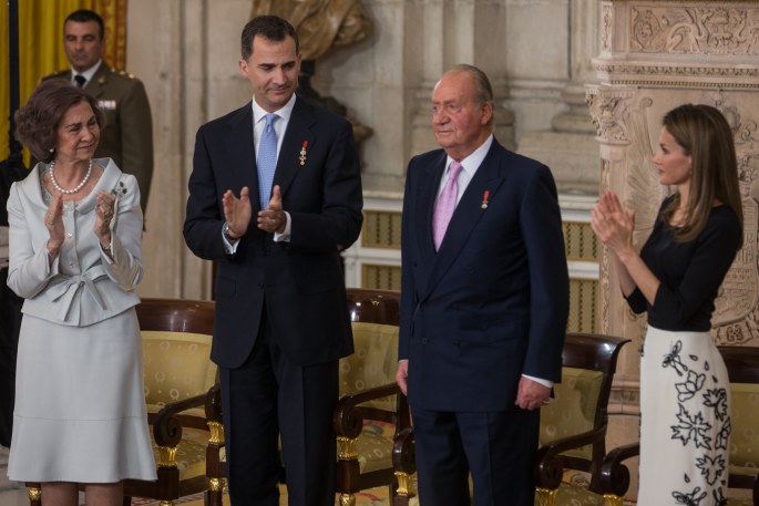 Ispanijos karalius Felipe VI ir buvęs šalies monarchas Juanas Carlosas I su žmonomis / Vida press nuotr.