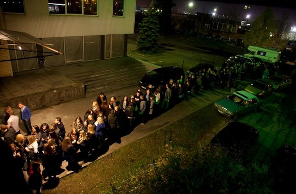 Į vakarėlį nusidriekė didžiulė eilė