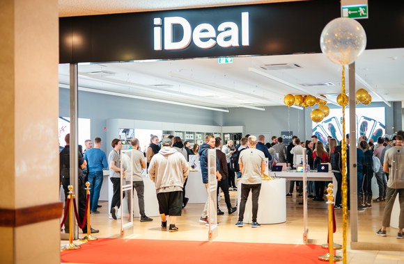 Ištikimiausi gerbėjai dėl naujojo „iPhone“ susirinko naktį