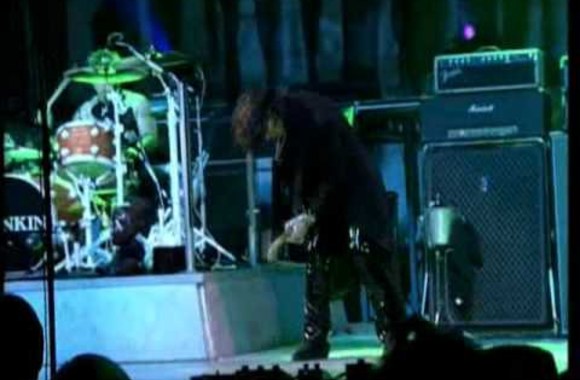 VIDEO kadras: Aerosmith - Back In The Saddle (Live 2004)