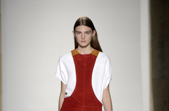 „Victoria Beckham“ 2016 m. pavasario-vasaros kolekcijos modelis